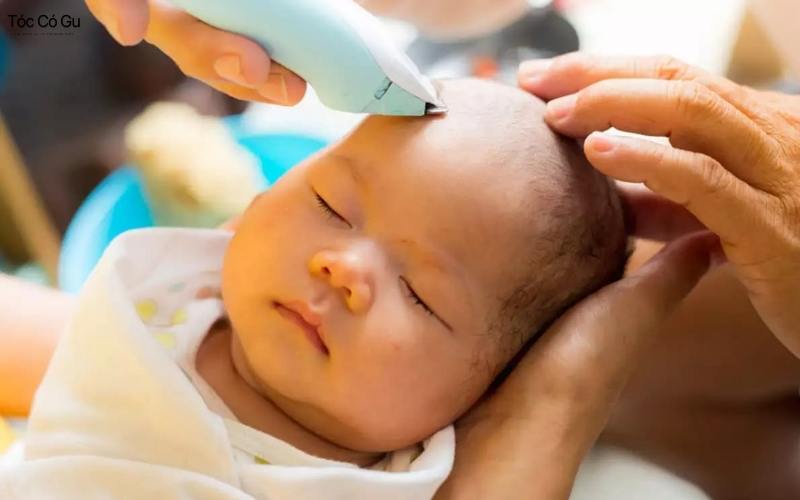 Cắt tóc cho bé ngày nào tốt theo âm lịch để bé khỏe, dễ nuôi? Văn hóa cắt tóc máu cho trẻ sơ sinh thể hiện mong cầu bình an, may mắn