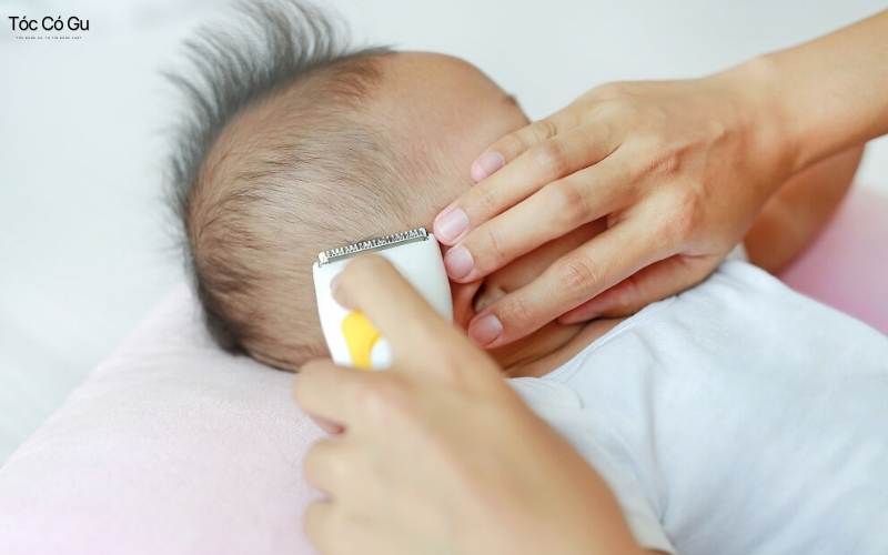 Cắt tóc máu cho trẻ sơ sinh ngày nào tốt theo quan niệm dân gian Các lưu ý nhỏ khi cắt tóc máu cho bé