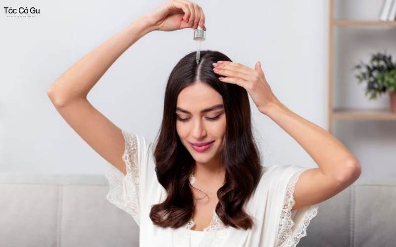 Chăm sóc tóc bông xù: 6 bước giúp tóc giảm khô rối nhanh Bôi một ít dưỡng tóc, giữ nếp sau khi gội đầu
