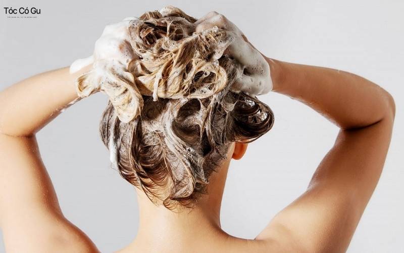 Cách chăm sóc tóc nhuộm tại nhà giúp tóc mềm mượt, bền màu Gội đầu bằng nước mát vừa phải để giữ màu nhuộm bền hơn
