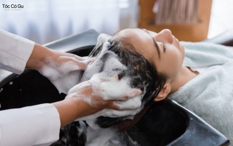 Cách chăm sóc tóc nhuộm tại nhà giúp tóc mềm mượt, bền màu Sử dụng dầu gội không chứa sulfate để màu nhuộm bền hơn