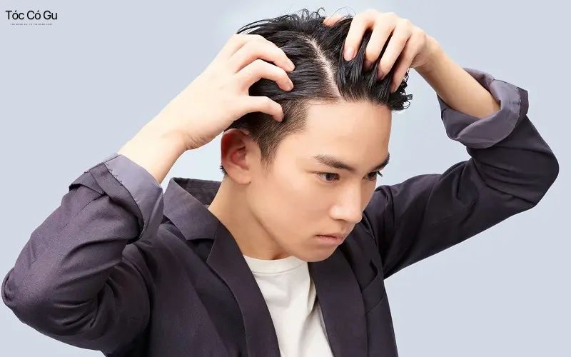 Bí quết chọn kiểu tóc nam trán cao đẹp, che trán hoàn hảo chàng trai trán cao vuốt tóc ra sau