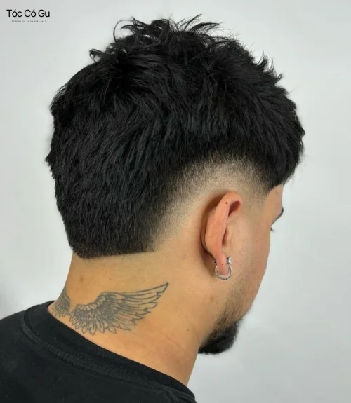 Burst Fade là gì? 10+ kiểu tóc Burst Fade cực chất cho nam 2026 Mẫu tóc Burst Fade cắt mờ bo tròn quanh vành tai của nam giới nhìn từ góc nghiêng