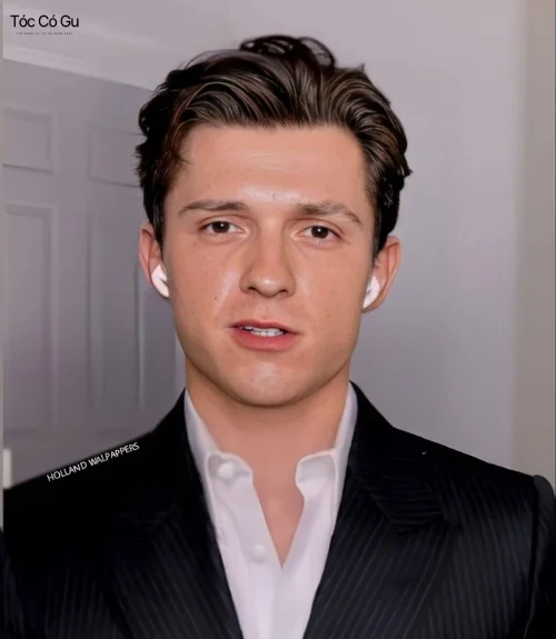 Tom Holland để kiểu tóc side part ngắn