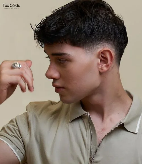 Kiểu tóc mid fade cho nam trán thấp