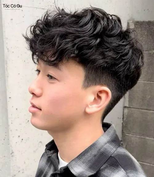 Tóc mỏng thưa nên để kiểu gì nam? 10 kiểu tóc hack độ dày Kiểu tóc uốn xoăn nhẹ như xoăn con sâu hoặc Ruffled đánh rối phồng tự nhiên giúp khắc phục hoàn toàn nhược điểm tóc thưa mỏng ở nam