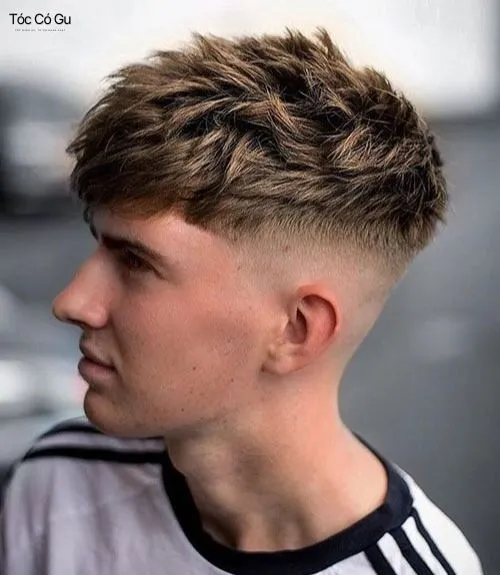 Tóc mỏng thưa nên để kiểu gì nam? 10 kiểu tóc hack độ dày Mẫu tóc textured crop cắt fade cao hai bên và đánh rối phần đỉnh giúp che khuyết điểm tóc mỏng thưa cho nam