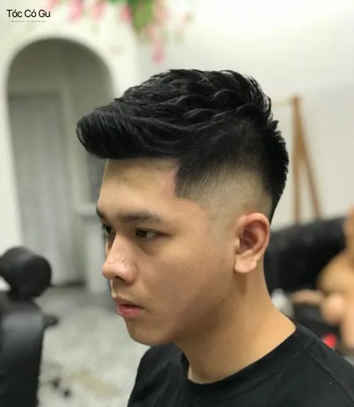 Tóc mỏng thưa nên để kiểu gì nam? 10 kiểu tóc hack độ dày Nam giới sở hữu mái tóc mỏng thưa lựa chọn kiểu tóc Short Quiff vuốt dựng nhẹ phần mái giúp gương mặt sáng và tạo cảm giác tóc dày hơn