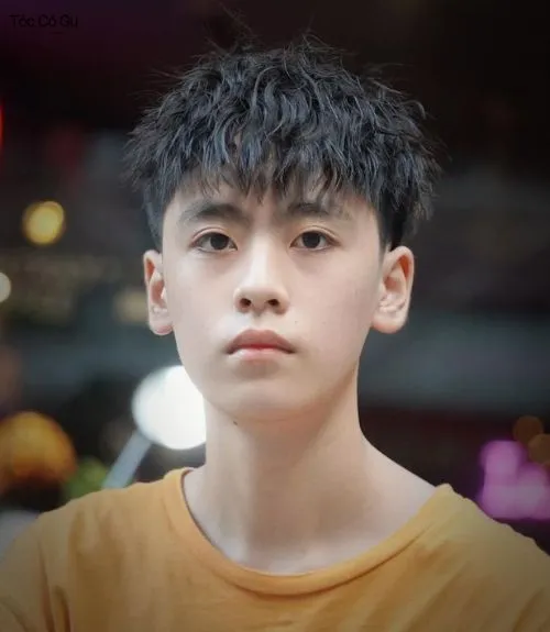 Tóc mỏng thưa nên để kiểu gì nam? 10 kiểu tóc hack độ dày Nam giới uốn xoăn lọn nhỏ bồng bềnh theo phong cách layer giúp khắc phục hoàn toàn nhược điểm tóc thưa mỏng lộ da đầu