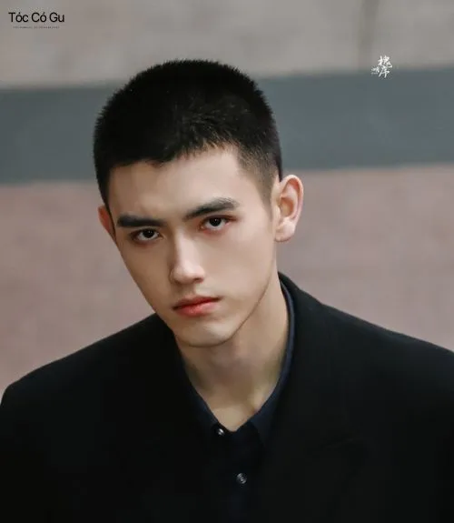 Tóc mỏng thưa nên để kiểu gì nam? 10 kiểu tóc hack độ dày Hình ảnh chàng trai cắt kiểu Buzz Cut siêu ngắn và nam tính, giải pháp hoàn hảo cho nam giới gặp tình trạng tóc mỏng thưa lộ da đầu