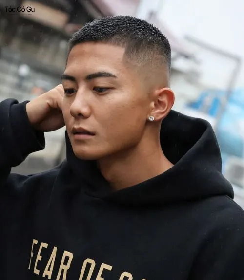 Ảnh chân dung nam thanh niên châu Á để tóc buzz cut đen ngắn, fade cao hai bên, mặc áo hoodie đen