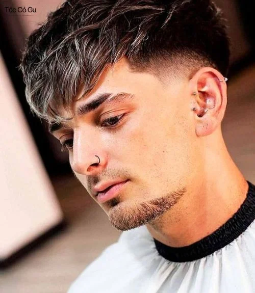 Long Caesar Cut với phần mái dài hơn, tóc trên đỉnh giữ độ dài và tỉa layer tạo hiệu ứng bồng bềnh.