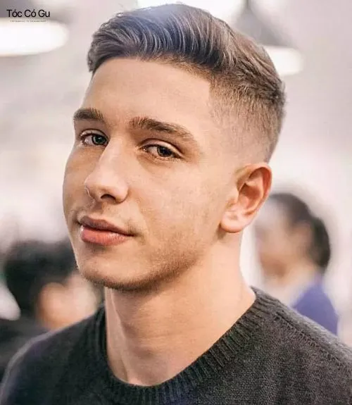 Kiểu tóc ngắn nam Crew Cut Comb Over vuốt dựng phần mái nhẹ nhàng tạo vẻ ngoài trẻ trung năng động và cá tính