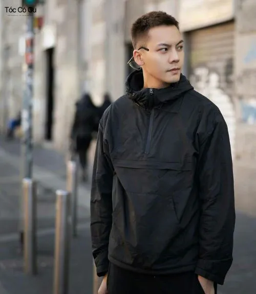 Chàng trai diện áo khoác đen cực ngầu với mái tóc Crew Cut Skin Fade nam tính chuẩn phong cách streetwear bụi bặm dạo phố