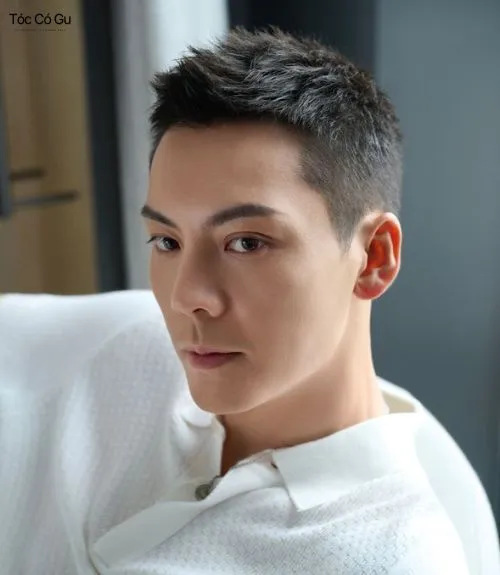 Một chàng trai trẻ với kiểu tóc crew cut đơn giản và áo sơ mi trắng