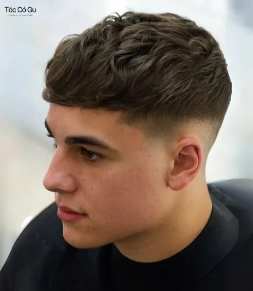 Một chàng trai với kiểu tóc Messy Crew Cut biến tấu với phần mái dài hơn