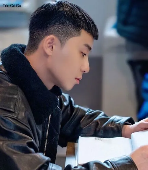 Một người đàn ông da đen với kiểu tóc Crew Cut Fade với những đường kẻ sắc nét