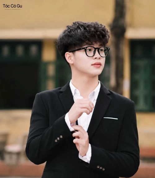 Top 10+ kiểu tóc chụp kỷ yếu nam đẹp bảnh bao, soái ca và ăn ảnh Messy Fringe uốn xoăn rối nhẹ, mang lại phong cách lãng tử cuốn hút cho concept kỷ yếu nam