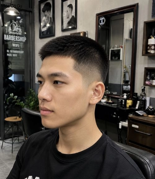 Top 10+ kiểu tóc đầu đinh đẹp, ngầu, nam tính hot nhất 2026 Cận cảnh một mẫu tóc nam tính và mạnh mẽ với độ dài vừa phải, được định hình theo phong cách tóc đầu đinh dài
