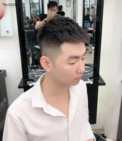 Top 10+ kiểu tóc đầu đinh đẹp, ngầu, nam tính hot nhất 2026 Chàng trai vuốt gọn phần đỉnh theo xu hướng sành điệu với kiểu tóc đầu đinh Mohican được cắt fade gọn gàng