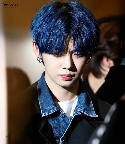 Nam idol cuốn hút với mái tóc màu xanh đen thời thượng