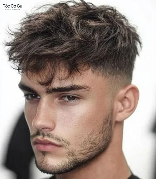 Messy Hair: Phong cách tóc rối tự nhiên, phóng khoáng, cuốn hút Messy Fringe với phần mái rối tự nhiên đầy cuốn hút