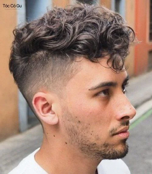 Messy Hair: Phong cách tóc rối tự nhiên, phóng khoáng, cuốn hút Curly Messy Hair kết hợp tóc xoăn và hiệu ứng rối tự nhiên