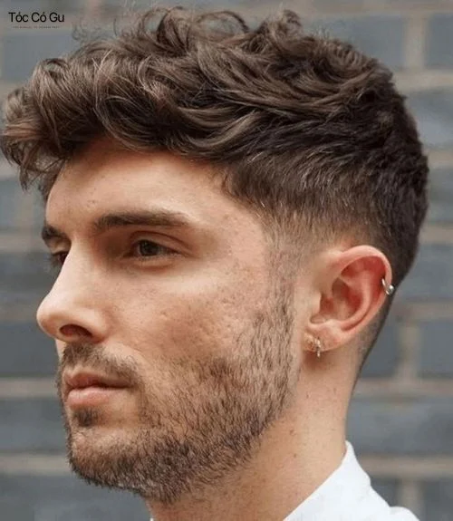 Messy Hair: Phong cách tóc rối tự nhiên, phóng khoáng, cuốn hút Messy kết hợp Undercut tạo diện mạo nam tính nổi bật