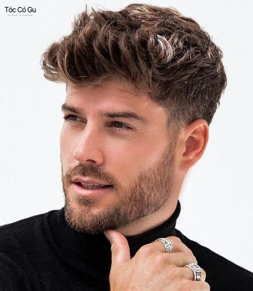 Kiểu tóc Messy Quiff nam biến thể hiện đại với phần mái vuốt dựng tạo độ phồng tự nhiên đánh rối