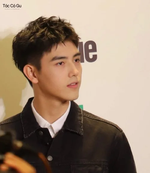 Kiểu tóc Textured Messy Quiff (Xu hướng hàng đầu) 