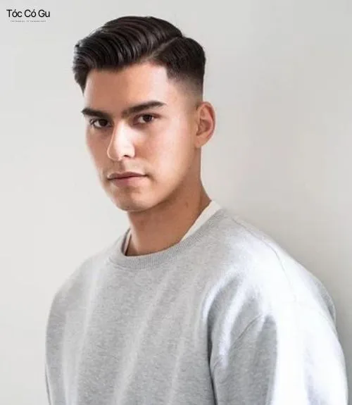 Tóc Side Part là gì? Top 10 kiểu tóc Side Part quốc dân hiện nay Nam giới để tóc Side Part ngắn, phần mái vuốt gọn sang một bên và hai bên fade thấp.