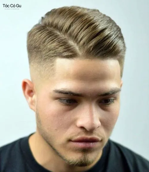 Tóc Side Part là gì? Top 10 kiểu tóc Side Part quốc dân hiện nay Nam giới để tóc Side Part màu nâu sáng, phần mái vuốt gọn và hai bên fade cao.