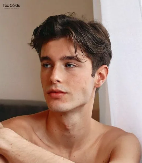 Tóc Side Part là gì? Top 10 kiểu tóc Side Part quốc dân hiện nay Nam giới để tóc Side Part rủ tự nhiên, phần mái dài buông nhẹ và tóc hai bên cắt gọn.