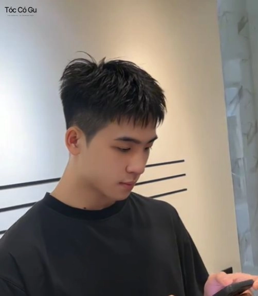 Chàng trai trẻ sở hữu kiểu tóc short crop ngắn gọn với các lọn tóc texture đan xen