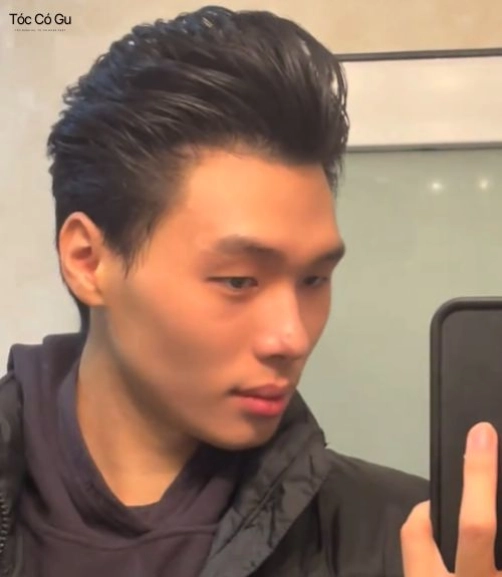 Nam thanh niên chụp ảnh selfie khoe mẫu tóc pompadour vuốt ngược, kết hợp tạo form tóc texture bồng bềnh
