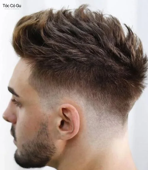 Cận cảnh mái tóc nam cắt ngắn Textured Crop với các lọn tóc được phân tách rõ rệt, tạo cảm giác dày dặn và hiện đại.