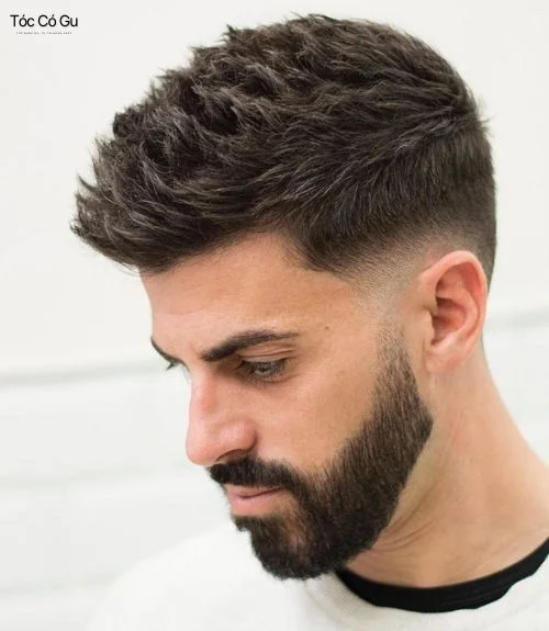Góc nghiêng kiểu tóc nam Short Quiff có độ phồng và các lọn tóc texture đan xen sống động trên nền trắng.