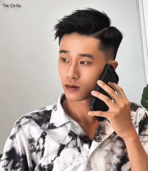 Nam thanh niên khoe góc nghiêng nam tính với kiểu tóc textured undercut cạo sát hai bên