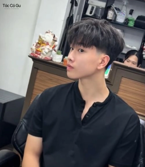 Mẫu tóc nam cắt taper fade gọn gàng phối hợp phần đỉnh tỉa mỏng tạo form tóc texture tinh tế