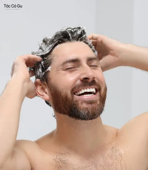 10+ kiểu tóc mái ngố nam đẹp, hot trend giúp trẻ ra vài tuổi Nam giới gội đầu để chăm sóc và giữ nếp tóc khỏe đẹp.