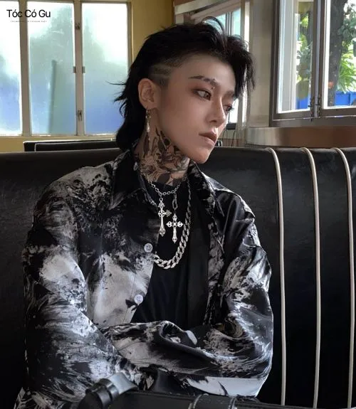 20+ kiểu tóc mullet nam cá tính, thời thượng và hot nhất 2026 Kiểu tóc mullet nam dài kẻ vạch nhuộm đen kết hợp cạo hai bên và hình xăm cổ cực ngầu, nổi loạn