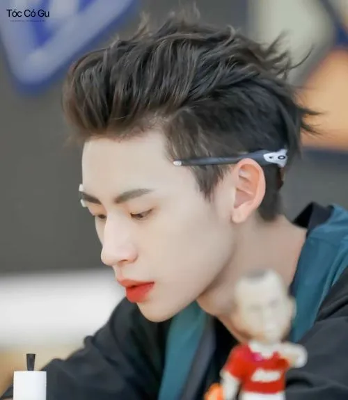 20+ kiểu tóc mullet nam cá tính, thời thượng và hot nhất 2026 Chàng trai vuốt ngược phần mái tạo kiểu tóc mullet Mullet Spiky nam hiện đại, trẻ trung phù hợp đi học đi chơi