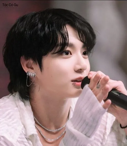 20+ kiểu tóc mullet nam cá tính, thời thượng và hot nhất 2026 Idol Kpop Jungkook cắt kiểu tóc mullet nam uốn xoăn nhẹ phần đuôi cá tính khi trình diễn trên sân khấu