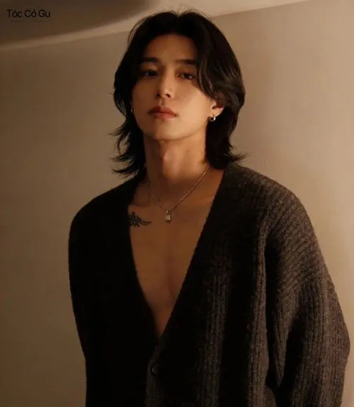 20+ kiểu tóc mullet nam cá tính, thời thượng và hot nhất 2026 Nam thần lãng tử với kiểu tóc mullet nam dài uốn nhẹ nhàng phối áo cardigan quyến rũ