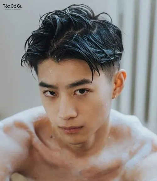 Tóc Wet Look là gì? Bí quyết tạo kiểu tóc ướt thời thượng Tóc Wet Look nam rẽ ngôi với mái ướt tự nhiên.