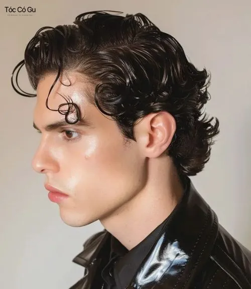 Tóc Wet Look là gì? Bí quyết tạo kiểu tóc ướt thời thượng Tóc Wet Look uốn xoăn với hiệu ứng ướt bóng nổi bật.