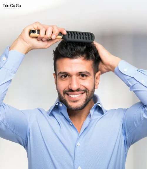 Tóc Wet Look là gì? Bí quyết tạo kiểu tóc ướt thời thượng Nam giới dùng lược tạo kiểu tóc Wet Look tại nhà.