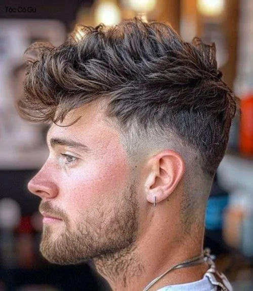 Faux Hawk: Kiểu tóc nam đẹp cá tính, năng động được yêu thích Faux Hawk uốn nhẹ tạo độ phồng tự nhiên và vẻ ngoài hiện đại