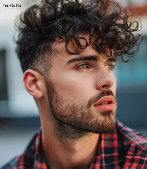Faux Hawk: Kiểu tóc nam đẹp cá tính, năng động được yêu thích Curly Faux Hawk giúp tôn lên vẻ đẹp tự nhiên của mái tóc xoăn