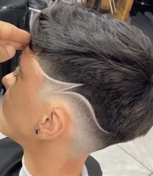 25+ kiểu kẻ tóc nam đẹp, chất và nghệ thuật được yêu thích nhất Tattoo tóc nam với đường kẻ uốn lượn sát mang tai.